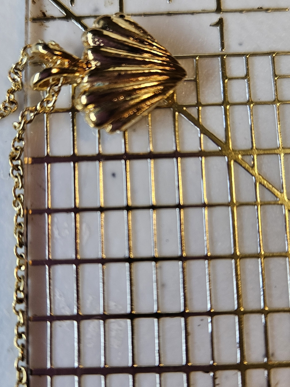 Gold Shell Pendant Necklace and Stud Earrings Set. Costume. 18" Chain. - Picture 6 of 6